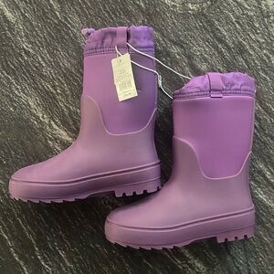 Size 3 snow boots, never worn, sat in closet